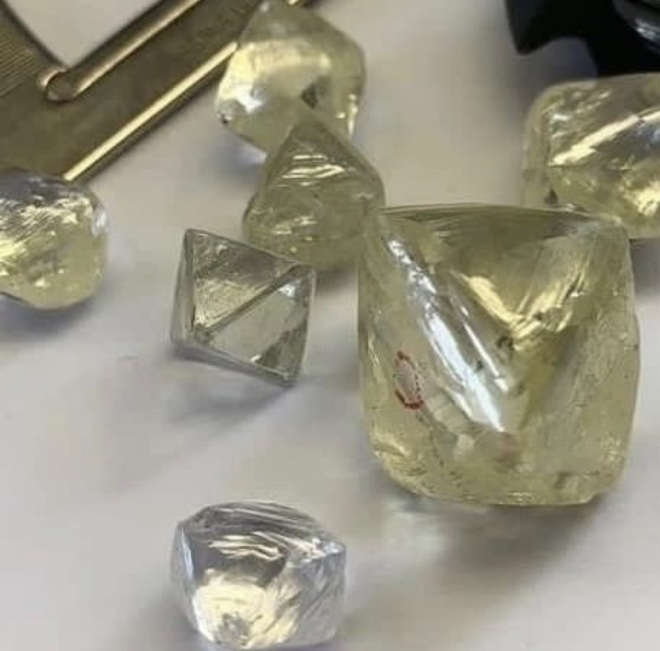 Natural rough Diamonds 